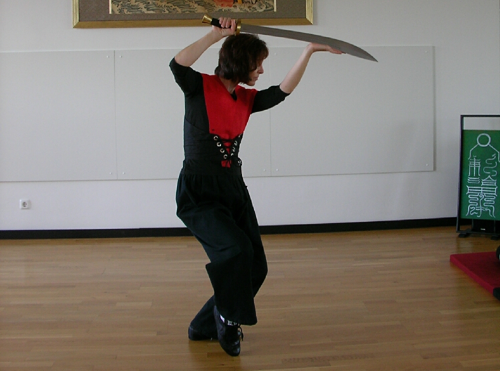 Darn-Dao, der S�bel. September 2009. Heike A. Goppelt-Kuhl im Tao-Chi Dojo Duisburg