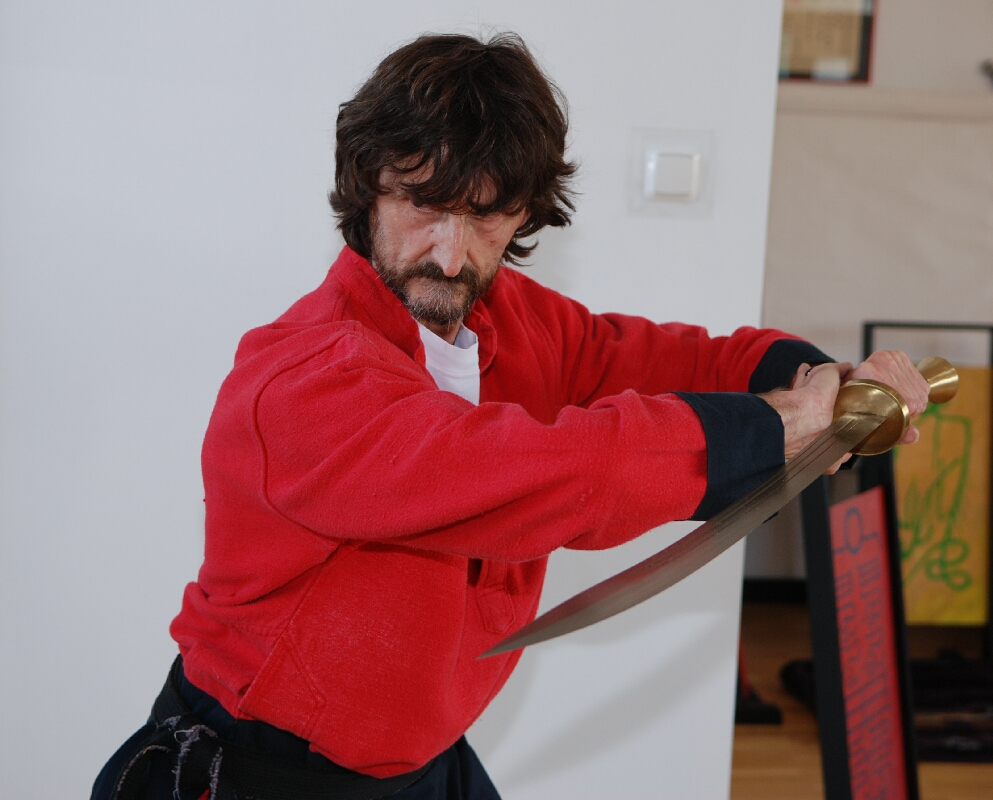 September 2009 - Tao-Chi Kursleiter Horst T. Kuhl mit Säbel. Photo Ralf Quednau -
