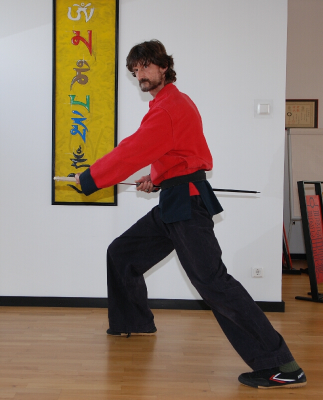 September 2009 - Tao-Chi Kurs- und Seminarleiter Horst T. Kuhl - die Übung des Schwertziehens - 