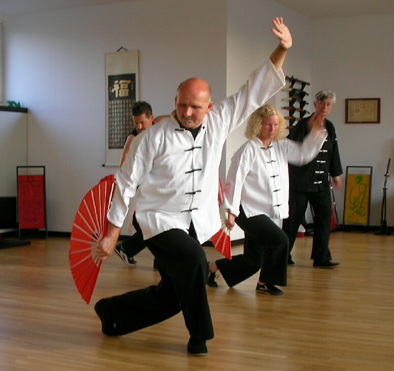 Tao-Chi, Schule fr Tai-Chi und Kung-Fu in Duisburg-Neudorf. Schwert- und Fcher-Formen im Tai-Chi Ch'uan