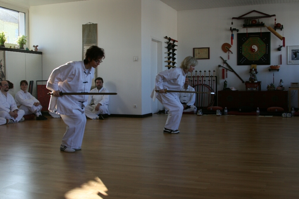 Schwertkampfkunst und Meditation im Dojo der Tao-Chi