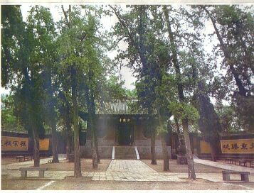 Honan, China. Das Tor zum Shaolin-Tempel . Einer der 5 Orte des Ursprungs der Kampfkünste im Osten. Text zu den Tierstilen und deren Symbolik. Danke für Ihr Interesse
