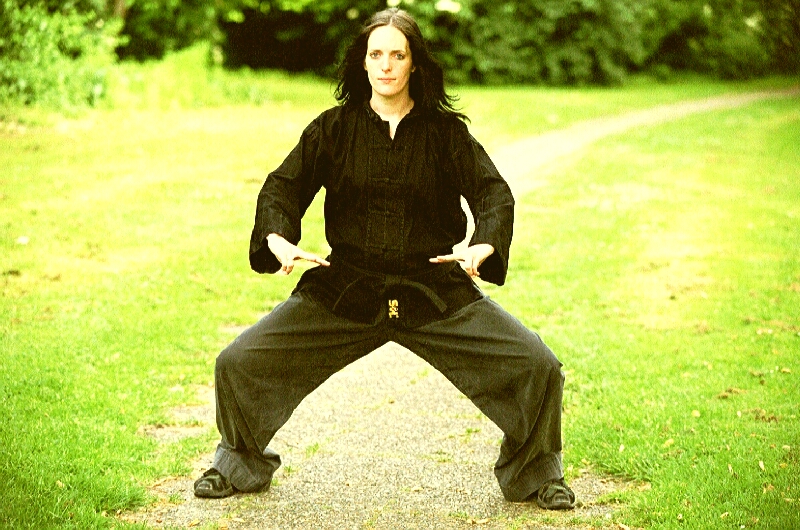 Susanne Hiekel zeigt Schlangen-Stil des Kung-Fu. Unsere Seminar- und Workshop-Termine