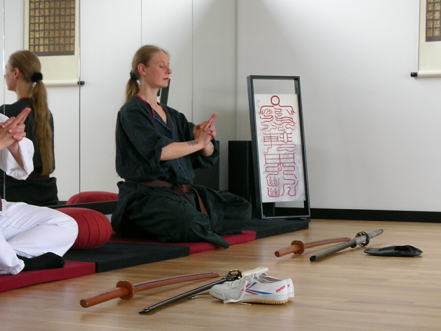 Schwertkampfkunst und Meditation im Dojo der Tao-Chi