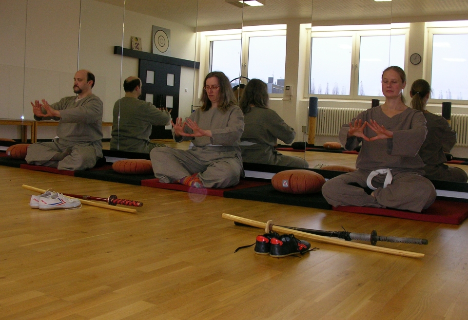 Schwertkampfkunst und Meditation im Dojo der Tao-Chi