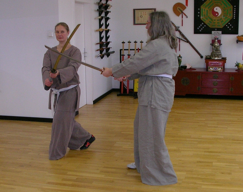 Schwertkampfkunst und Meditation im Dojo der Tao-Chi
