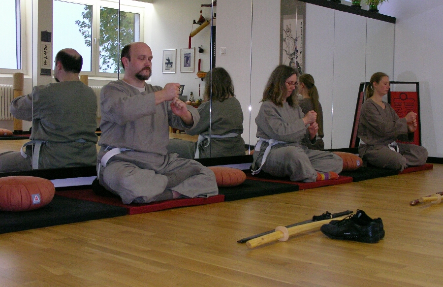 Schwertkampfkunst und Meditation im Dojo der Tao-Chi