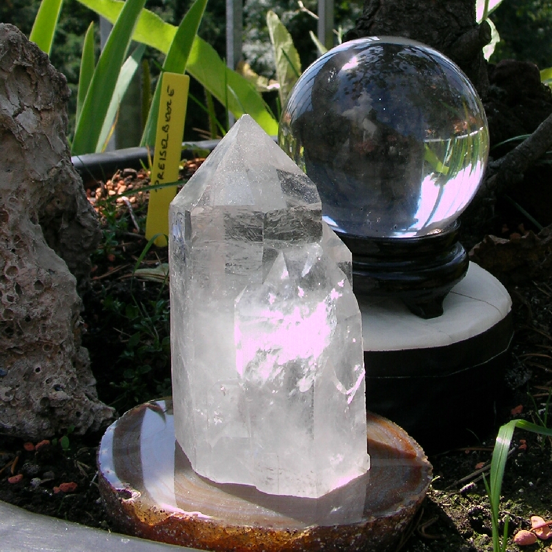 Bergkristall, "natur" und als Kugel ...