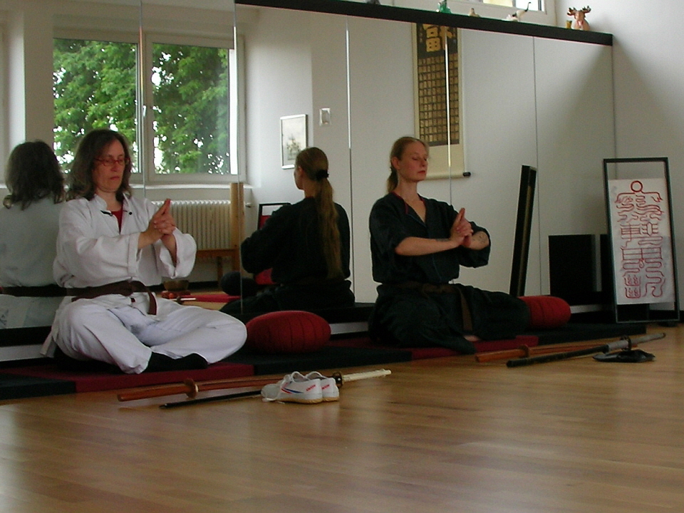 Schwertkampfkunst und Meditation im Dojo der Tao-Chi