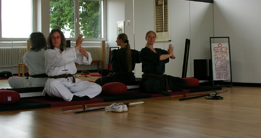 Schwertkampfkunst und Meditation im Dojo der Tao-Chi