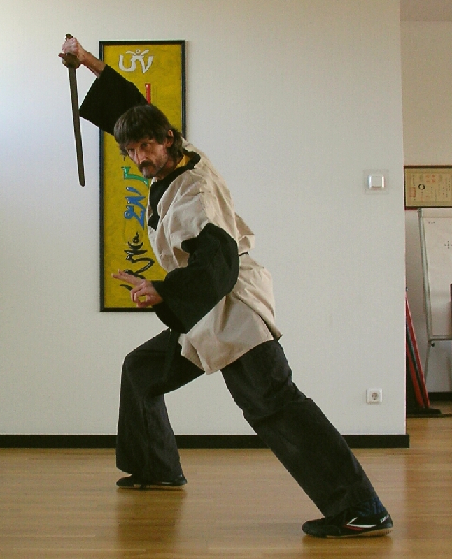 Schwertkampfkunst und Meditation im Dojo der Tao-Chi - üben mit dem Tai-Chi Schwert