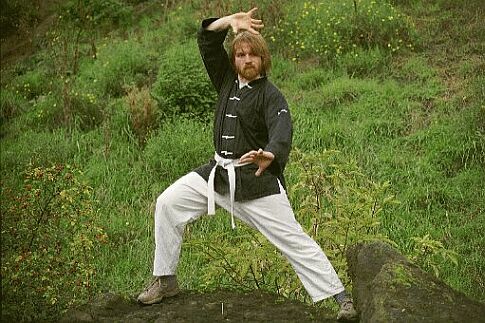 Kung-Fu im Shaolin-System. Volker zeigt die Grundposition zur Handkante . So finden Sie Ihren Weg zum Dojo M�lheim. Schaun Sie mal zu einem Probe-Unterricht bei uns herein..