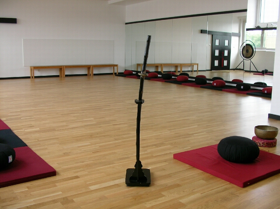 Chan-Zen_Meditationskissen-im-Dojo-des-Tao-Chi-Duisburg-2006-050-960