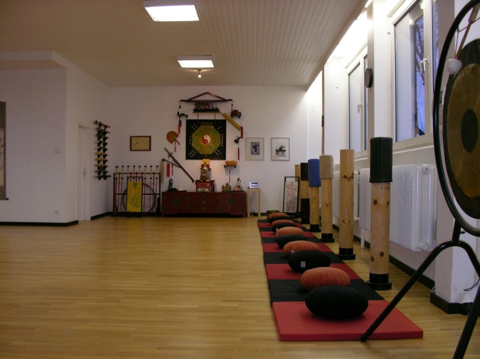 Tao-Chi, seit 1988 - die Schule für Tai-Chi und Kung-Fu, Qigong und Meditation in Duisburg Neudorf - unser Traditionell eingerichteter Übungsraum Tao-Chi, seit 1988 - die Schule für Tai-Chi und Kung-Fu, Qigong und Meditation in Duisburg Neudorf - unser Traditionell eingerichteter Übungsraum
