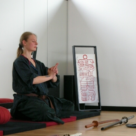Schwertkampfkunst und Meditation im Dojo der Tao-Chi - üben mit dem Tai-Chi Schwert